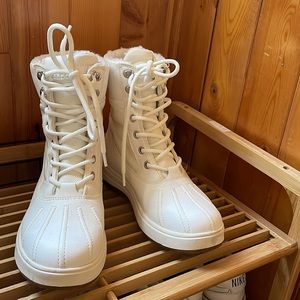 Women’s snow boots size 6